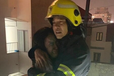 Người lính cứu hoả trong bức ảnh cô gái ôm chặt sau khi được cứu: 'Tôi rất xúc động và hạnh phúc'