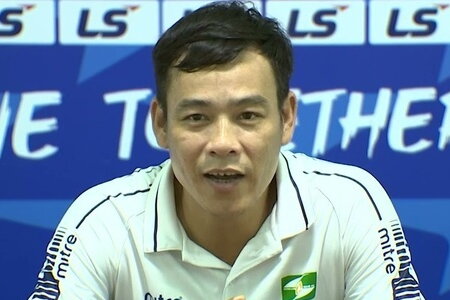 HLV Huy Hoàng nói gì khi SLNA thoát thua trước TP.HCM ở vòng 21?