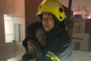 Người lính cứu hoả trong bức ảnh cô gái ôm chặt sau khi được cứu: 'Tôi rất xúc động và hạnh phúc'