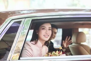 Đám cưới Đỗ Mỹ Linh và con trai bầu Hiển: Chú rể rước dâu bằng xế hộp 83 tỷ, bà trùm Hoa hậu mừng hẳn 1 cây vàng