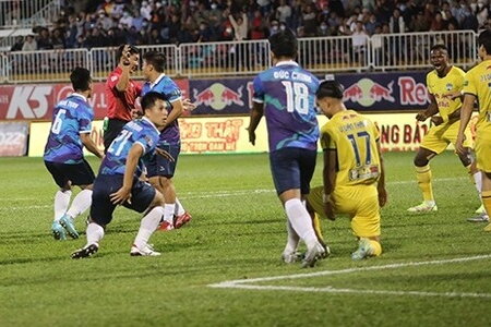 Trưởng ban trọng tài nói gì về tình huống Penalty trận HAGL – Bình Định?
