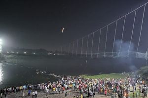 Ấn Độ: Sập cầu treo, ít nhất 90 người tử vong