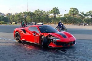 Hà Nội: Siêu xe Ferrari 488 va chạm với xe máy, 1 người tử vong