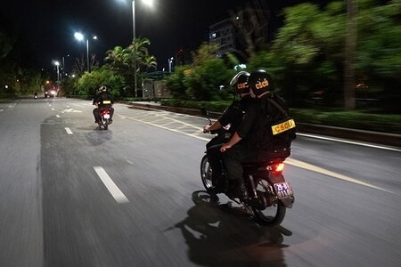 Bắt 2 đối tượng ném gạch tấn công Cảnh sát Cơ động tại Hà Nội