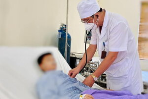 Bé trai 12 tuổi bị ong mặt quỷ đốt nguy kịch trên đường đi học về