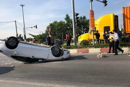 Hải Phòng: Xe đón dâu bất ngờ tông vào dải phân cách, lật ngửa trên đường