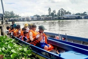 Học sinh miền Tây bình yên qua những mùa lũ