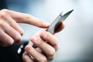 Hộ nghèo, cận nghèo được hỗ trợ điện thoại thông minh