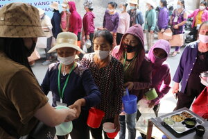 Hà Nội: Ấm lòng những suất cơm 0 đồng tặng người nhà bệnh nhân