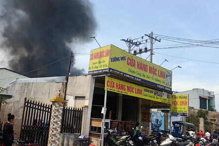 TP.HCM: Cơ sở sản xuất đồ gỗ bốc cháy ngùn ngụt sau tiếng nổ lớn, thiêu rụi hàng trăm mét vuông nhà xưởng