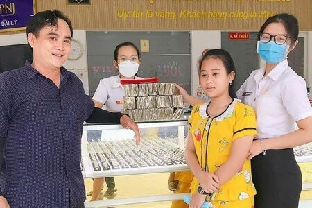 Xúc động chuyện hai bé ở Long An ‘đập heo’, mang 7kg tiền mặt đi mua vàng tặng bố