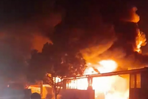 Sơn La: Cháy lớn kho hàng trong đêm, ước tính thiệt hại khoảng 10 tỷ đồng