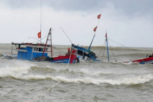 Tìm kiếm 2 ngư dân mất tích trong vụ chìm tàu ở Quảng Ngãi