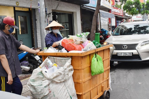Đề xuất chính sách hỗ trợ lực lượng thu gom rác dân lập trên địa bàn TP HCM