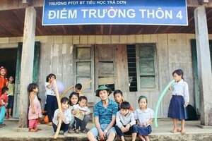 Người thầy 22 năm rong ruổi sẻ chia khó khăn với bà con vùng cao