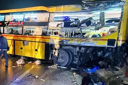 Thừa Thiên - Huế: Xe khách va chạm xe tải trong đêm, 15 người thương vong