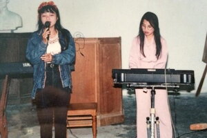 NSƯT Tố Nga lộ ảnh thời đen nhẻm, nặng chỉ 39kg, lọt thỏm giữa sân khấu