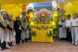 Bạn bè văn chương đến tiễn biệt nhà văn Lê Lựu tại quê nhà Hưng Yên