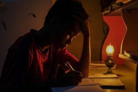 Cậu học trò Khmer nuôi ước mơ bên ngọn đèn dầu