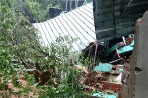 Phú Yên: Sạt lở đất cuốn sập bức tường nhà dân khiến 2 mẹ con bị thương