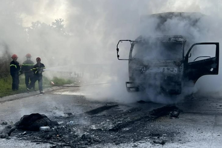 Vĩnh Phúc: Ô tô cháy rụi sau va chạm với xe máy, 2 người tử vong