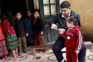 Người thầy 25 năm gắn bó sẻ chia khó khăn với học trò vùng cao