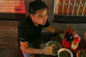 Cảm phục chàng trai Thanh Hóa nhảy sông cứu người rồi quay lại quán ăn tiếp bữa tối đang bỏ dở