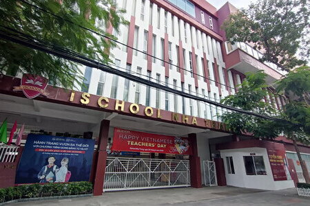 Công an vào cuộc vụ hơn 600 học sinh trường iSchool Nha Trang ngộ độc, 1 em tử vong