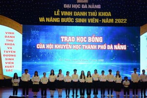 Đại học Đà Nẵng vinh danh tân thủ khoa và trao học bổng nâng bước sinh viên 