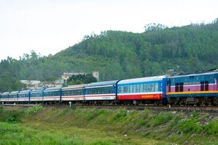 Đường sắt nối thêm toa xe để phục vụ người dân về quê ăn Tết 2023, tuần qua đã bổ sung thêm 2.000 vé tàu