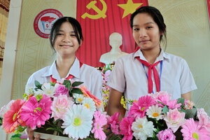 Nhặt được hơn 12 triệu đồng, 2 nữ sinh lớp 7 lên mạng xã hội tìm người trả lại