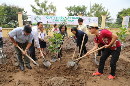 Góp phần cùng Chính phủ thực hiện mục tiêu Net Zero 2050, Vinamilk tiếp tục hành trình trồng cây xanh