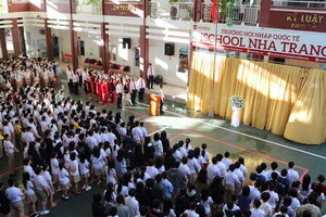 Tập thể giáo viên và học sinh trường iSchool Nha Trang mặc niệm tưởng nhớ nam sinh qua đời