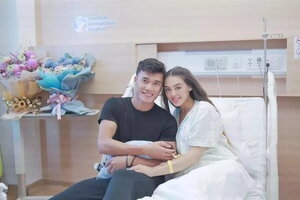 Bùi Tiến Dũng nghẹn ngào kể về hành trình đưa vợ Tây... đi đẻ