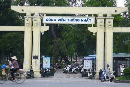 Một phần tường rào công viên Thống Nhất được dỡ bỏ để kết nối với phố đi bộ