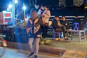 Làm rõ vụ nhóm bạn trẻ tố bị 'chặt chém' khi ăn bánh tráng, khoai nướng tại khu vực Tây Hồ