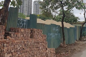 Bãi tập kết vật liệu, trông giữ xe 'mọc' trên đất từng bị cưỡng chế