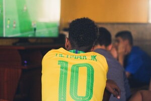 5 mẹo 'vàng' giúp người hâm mộ giữ sức khi thức đêm mùa World Cup