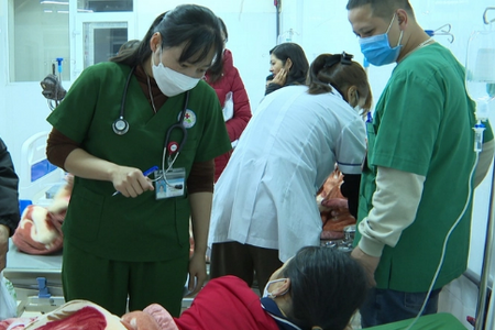 Sơn La: 40 học sinh nhập viện cấp cứu, nghi ngộ độc sau bữa ăn tối