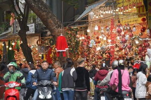 Phố Hàng Mã trang hoàng lộng lẫy, giới trẻ tấp nập check-in ngày cuối tuần