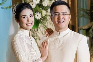 Lễ cưới Hoa hậu Ngọc Hân: Cô dâu diện áo dài do chính mình thiết kế, chú rể gây sốc khi thổi sáo tặng bà xã