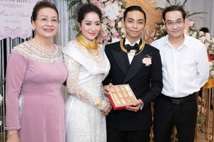 Choáng ngợp quà tân hôn của Khánh Thi - Phan Hiển: Toàn là vàng và tiền mặt nặng trĩu