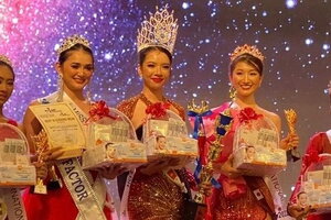 Siêu mẫu Thùy Dung đăng quang Hoa hậu châu Á