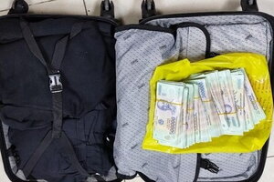 Nhân viên hàng không trao trả lại chiếc vali chứa 500 triệu đồng cho hành khách bỏ quên