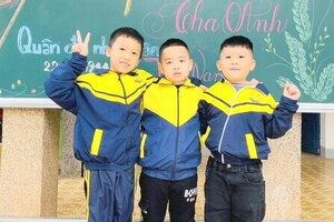 Quảng Trị: Tuyên dương 3 học sinh trả lại xấp tiền nhặt được cho người đánh rơi