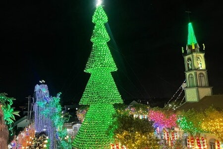Cây thông Noel 'khổng lồ' làm bằng 2.500 nón lá trở thành điểm check-in cho giới trẻ phía Nam