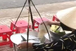 Xác minh thông tin người bán bún đổ thức ăn thừa vào nồi để bán lại cho khách
