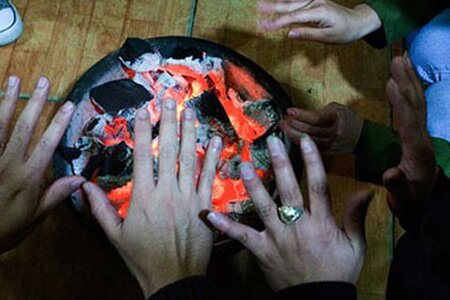 Đốt than sưởi ấm trong phòng kín, 3 người trong gia đình ở Hà Tĩnh nguy kịch