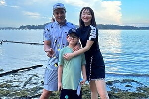 'Tiểu Long Nữ' Phạm Văn Phương cùng chồng tài tử Lý Minh Thuận và con trai đến Đà Nẵng du lịch