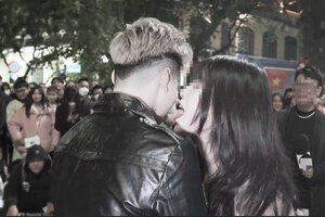 Nhóm bạn trẻ tổ chức 'ghép đôi' gây phản cảm ở phố đi bộ, lãnh đạo quận Hoàn Kiếm nói gì?